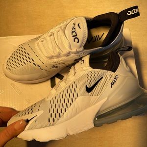 Women’s Nike Air Max 270 SIZE 7 (WHITE/BLACK)